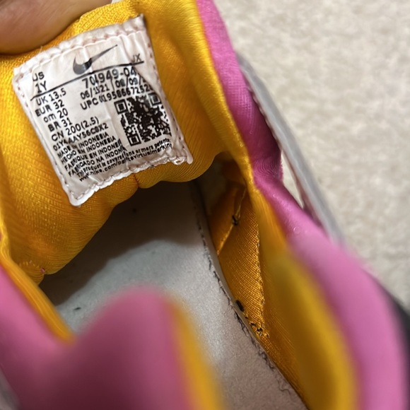 Nike kids sneakers EUC wore couple time like new size 1Y - Picture 6 of 7